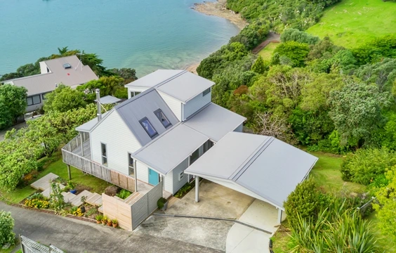 Coastal residential project featuring steel roofing and cladding in Vitor+ ZX coating, designed for corrosion resistance and environmental sustainability.